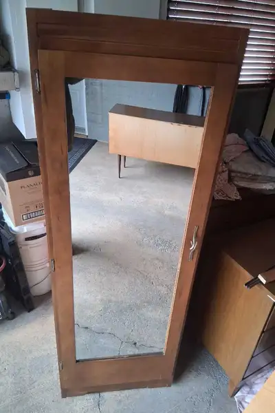Armoire pendrie ancienne en bois miroir plein-pied, très solide, View more