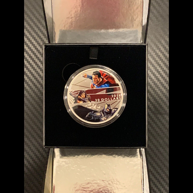 2016 2oz Silver Proof Superman VS Batman 99.99 Coin in Arts & Collectibles in Mississauga / Peel Region - Image 2