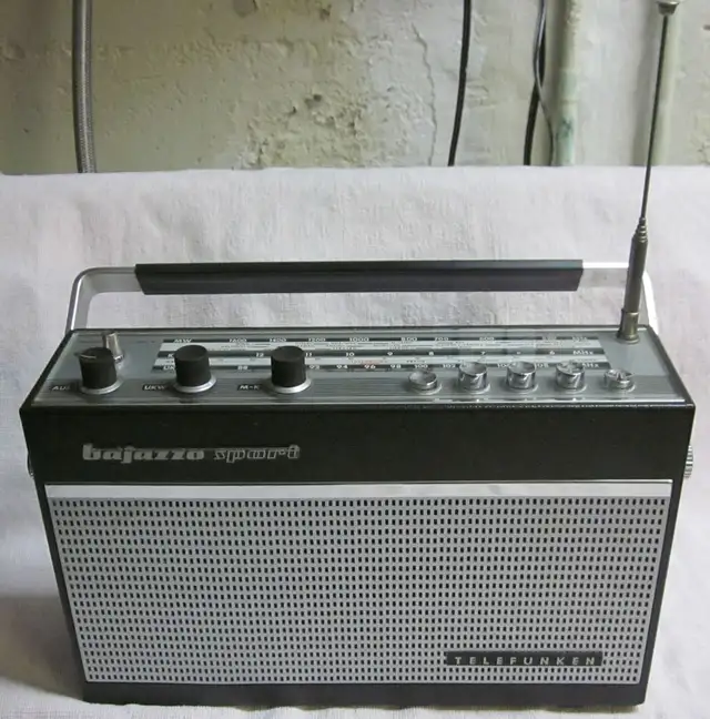 Vintage Telefunken Bajazzo Sport 101K transistor radio in Arts & Collectibles in Guelph - Image 2