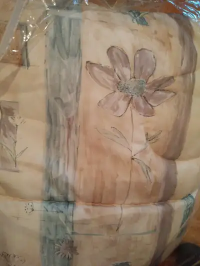 Couvre lit matelassé de lit double jupe de lit cache-oreillers, View more