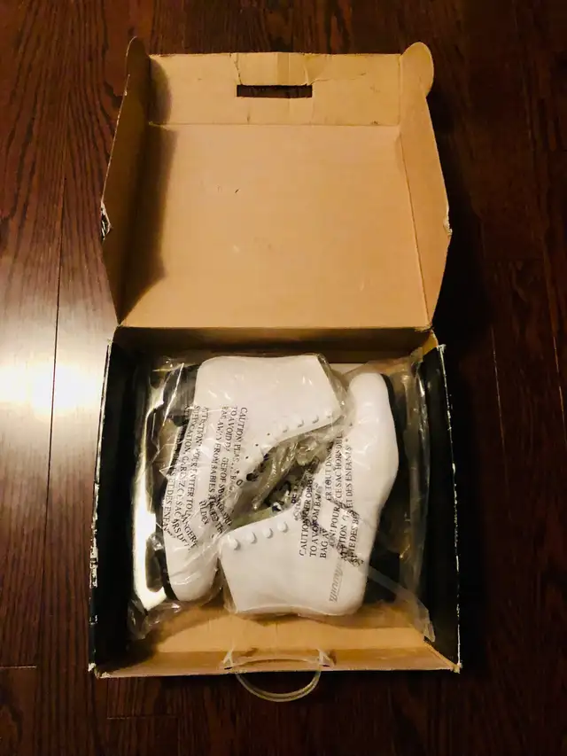WINNWELL Ladies Size 8 Figure Skates ( Brand New ) in Skates & Blades in Mississauga / Peel Region - Image 2