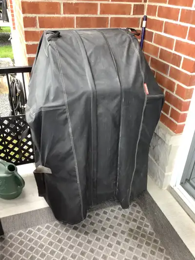 BBQ de marque Grill Chef, 36000 btu , 2 brûleurs, 1 tablette amovible de chaque côté. c/a bonbonne e...