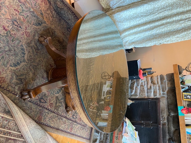 Table antique ronde en chêne tigré ou maillé avec rallonge Mobilier de salle à manger et