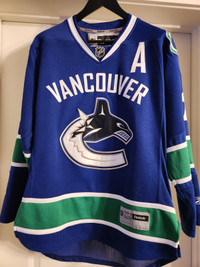 Canucks #22  Sedin - Official NHL Collectors Jersey