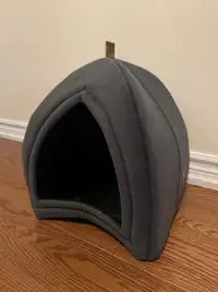 Small cat/dog bed with roof