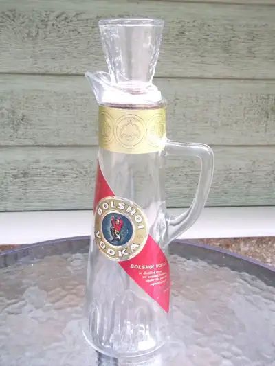 Très rare, pour collectionneur ou décoration. Ancienne bouteille de Vodka Bolshoi 25 onces. Produite...