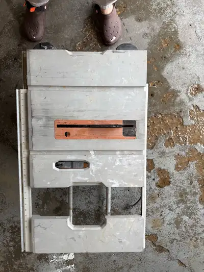 Selling a heavy-duty Ridgid 10-inch jobsite table saw. Driven by a powerful 15-amp, 5,000 RPM motor...