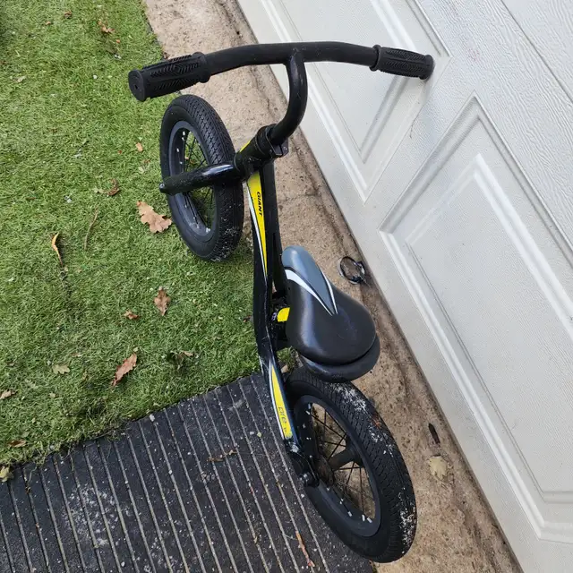 Giant glider bike black yellow adjustable seat in Kids in Oakville / Halton Region - Image 3