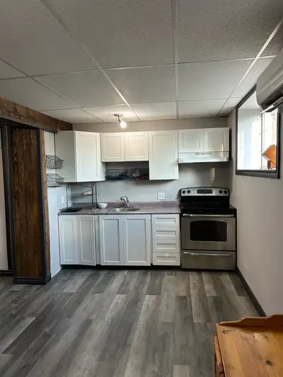 Tout rénover; 2chres, I salle de bain entrée privée All renovated new kitchen floor , lots of window...