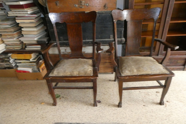 2 fauteuil anciens avec pattes de lion-10$ l'unité dans Art et objets de collection  à Laurentides - Image 2