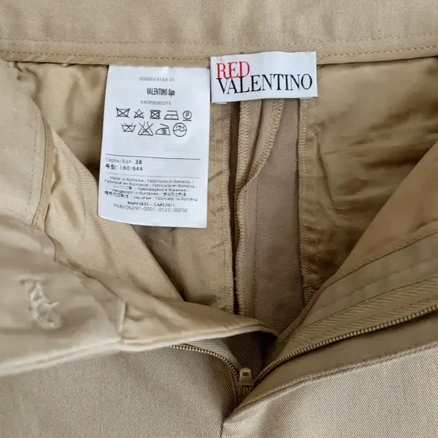 Redvalentino cropped pants - Beige - EU 38 - $150 in Women's - Bottoms in City of Toronto - Image 4