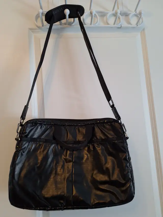 LeSportsac Black Laptop Bag in Laptop Accessories in Kitchener / Waterloo - Image 2