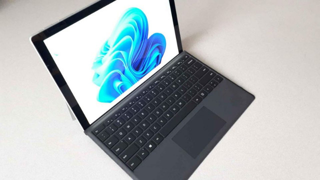 12.5" TouchScreen Microsoft Surface Pro 5 Core i5 Tablet 2in One in Laptops in Burnaby/New Westminster
