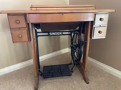 Beautiful antique Singer Sewing machine. complete, including accessories and manual. wooden base Per...