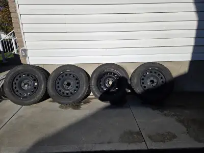 Pneus d'hiver 16 pouces sur roues. Étaient sur un Venue (Hyundai).