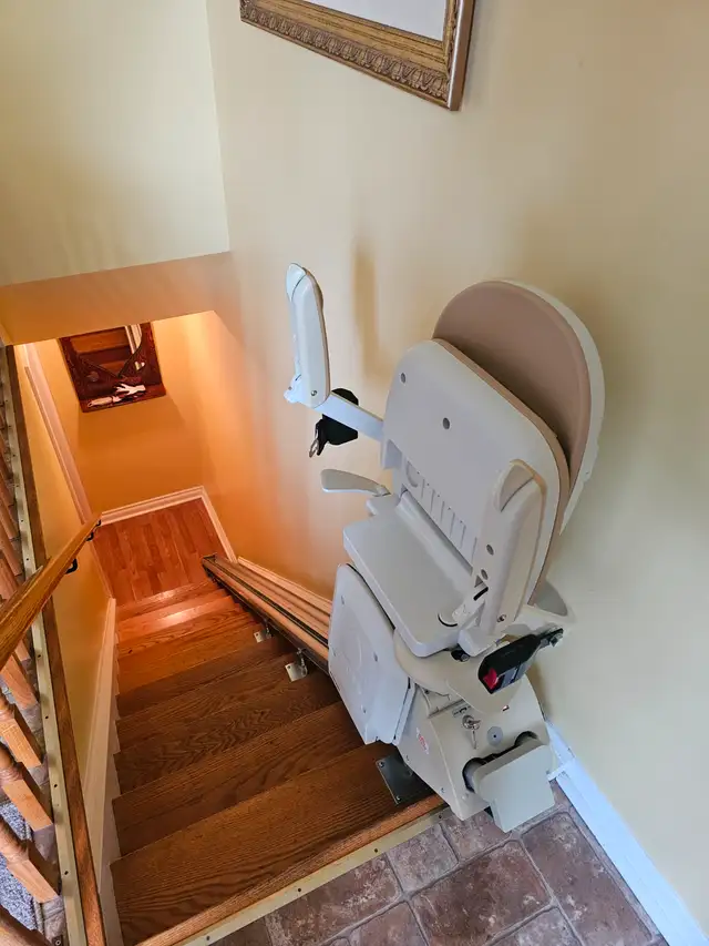 Acorn Stairlift – 11-Step Straight Track, Like New ($1,500) in Health & Special Needs in Mississauga / Peel Region - Image 3