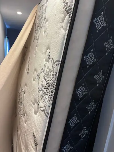 Like-New Double/Full Mattress & Frame – Can Deliver, View more