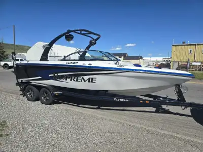SKI SUPREME V232SP WAKEBOARD TOWER WITH BOARD RACKS AND SPEAKERS 5.7L 350 with 469 hours Subwoofer u...