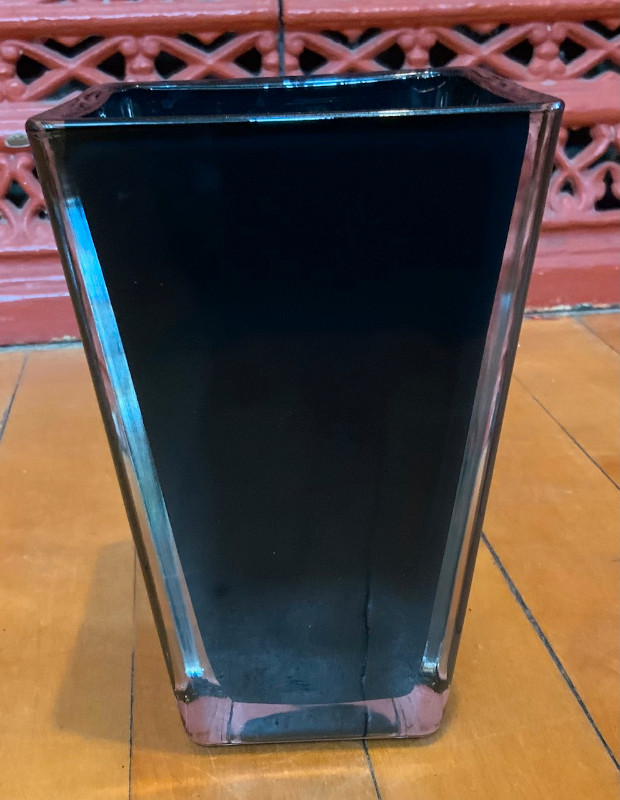 Vintage Glass Vase, Black dans Art et objets de collection  à Ville de Montréal - Image 2