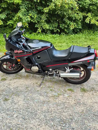 1989 Kawasaki Ninja 600R Bike works good needs carbs cleaned and possibly new carb boots has a hole...