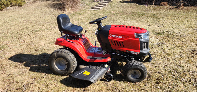 Like new Troy-Bilt Bronco 42B ride on mower with 42" deck in Lawnmowers & Leaf Blowers in Strathcona County