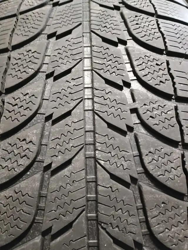 4 Michelin snow tires 235 65 17 on Honda OEM Rim 5x120 in Tires & Rims in Mississauga / Peel Region - Image 8