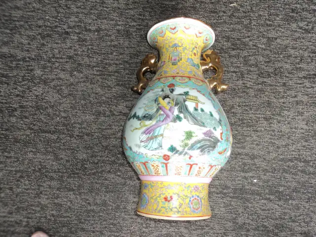Large Oriental Vase ( Urn ) in Home Décor & Accents in Red Deer - Image 3