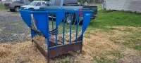 Basket hay feeder with tray.