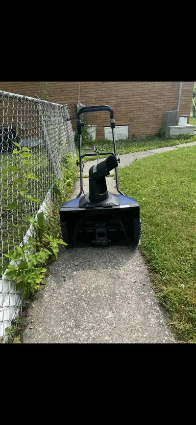 Snow blower big saize like new , View more