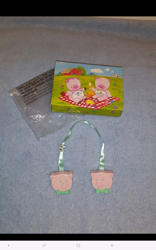 Vintage AVON Piggy Patrol Bib Holder Clip-Ons,Converts Napkin in Arts & Collectibles in Truro - Image 2