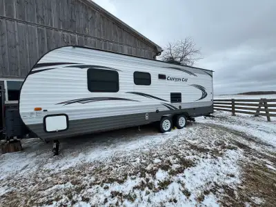 Very lightly used 2015 22’ travel trailer. Very easy to drive and park. Sleeps 6 comfortably. No pop...