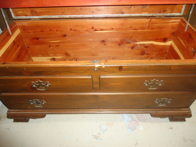 Cedar Blanket Chest in Dressers & Wardrobes in St. Catharines - Image 2
