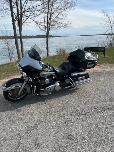 2010 ElectricGlide Ultra Classic Great condition. Well maintained, new tires and stereo. Silver on b...