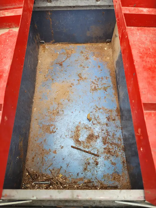 old rusty tool box heavy blue beach 18'' x 10'' x 13'' in Tool Storage & Benches in Oakville / Halton Region - Image 9