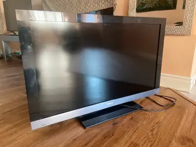 Used for 5 years, but still in great condition! No damage at all, and comes with remote, also with n...
