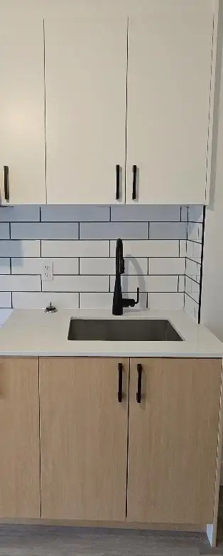 Beau 5 1/2 à louer à deux pas du bord de l'eau à Verdun. Situé au deuxième étage d'un 4 plex, le log...