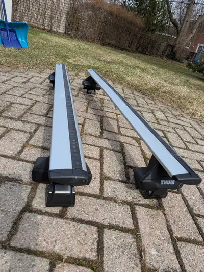 Thule roof rack system, two cross bars with mounting feet, suitable for 2012-2014 Ford Focus Hatchba...