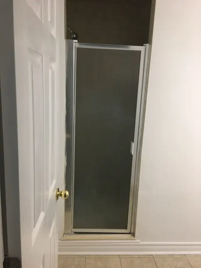 one single room for rent with washroom in Long Term Rentals in Mississauga / Peel Region - Image 7