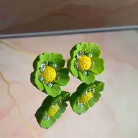 Green sunflower with pearl earrings