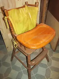 Chaise haute vintage en bois à donner
