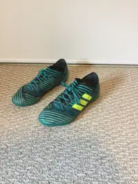 Indoor soccer shoes 