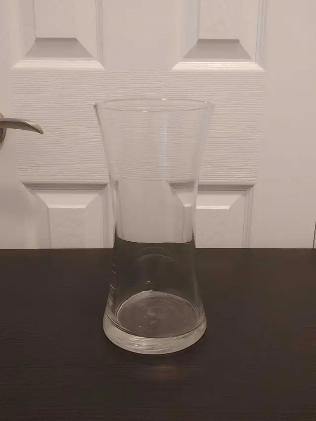Glass vase in Home Décor & Accents in Ottawa - Image 2