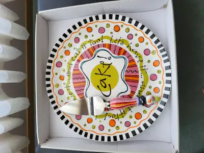 Beautiful cake plates with servers. Whether it is chocolate or cheese cake, present proudly on these...