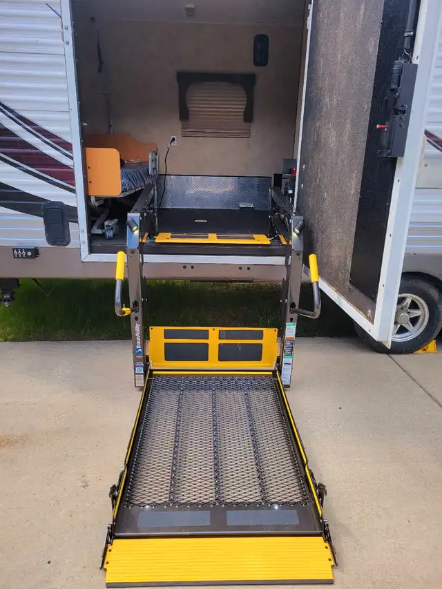 Rare find!! wheelchair accessible trailer in Travel Trailers & Campers in Terrace - Image 5