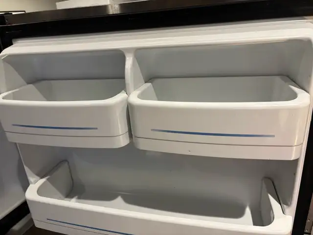 GE Stainless Steel Refrigerator in Refrigerators in City of Toronto - Image 8