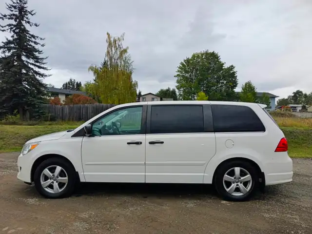 2010 Volkswagen Routan 4.0L V6 – Camper Van – $3,700 CAD
