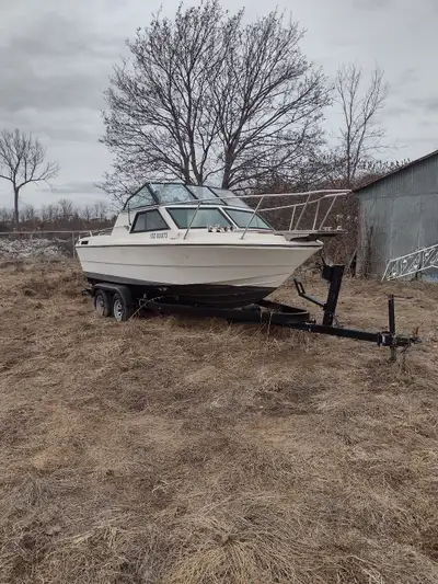 Longueur du bateau : 22’5’’ (excluant la remorque et incluant les 2 decks en bois qui totalisent 35’...