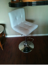 BAR CHAIR IN MINT COND.