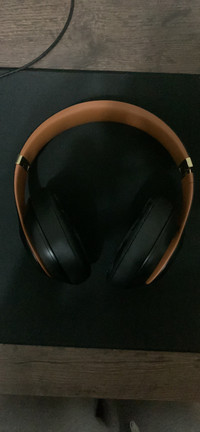 Beats Studio 3 (Black and Gold)