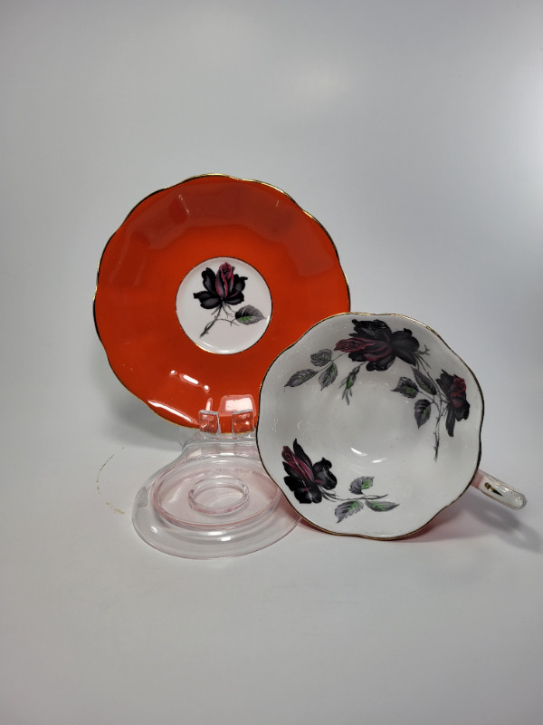 Tasse Royal Albert Masquerade Series (Orange) Teacup dans Art et objets de collection  à Longueuil/Rive Sud - Image 3